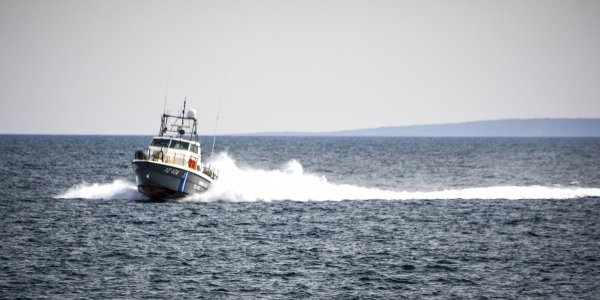 Θεσσαλονίκη: Σκάφος του Λιμενικού περισυνέλεξε 13χρονη χειρίστρια φουσκωτού κανό