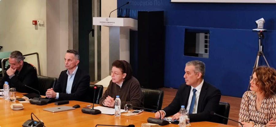 Η Λίνα Μενδώνη με τον καθηγητή ΕΜΠ Γεώργιο Στάμου (α) και τον Κωστή Χλουβεράκη, εταίρο της Ernst &amp;Young Ελλάδος (δ)