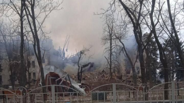 Ουκρανία: Η Μόσχα διαψεύδει ότι βομβάρδισε ένα θέατρο στη Μαριούπολη