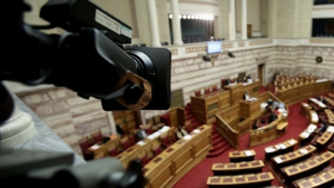 Βουλή: Σήμερα η ψηφοφορία επί της τροπολογίας για τους μετανάστες - Τι θα κάνει ο Σαμαράς