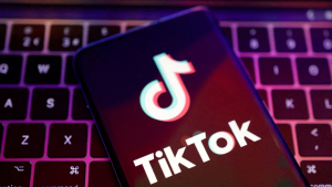 ΗΠΑ: Η Βουλή των Αντιπροσώπων ενέκρινε το κείμενο που απειλεί το TikTok με απαγόρευση