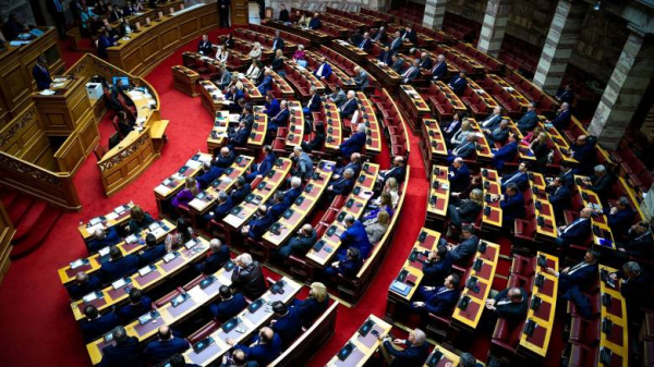 Μετωπική σύγκρουση για τα Τέμπη στη Βουλή: Συζήτηση για τη σύσταση προανακριτικής για τον Χρ. Τριαντόπουλο