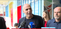 Βαρουφάκης: Ψήφισε στο Πέραμα - «Όχι στην αποχή» (vid)