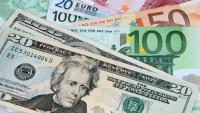 Το ευρώ υποχωρεί 0,10%, στα 1,2121 δολάρια