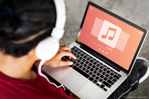 Το ΕΚ ζητά την προστασία των δημιουργών και της πολυμορφίας στις πλατφόρμες ροής μουσικής