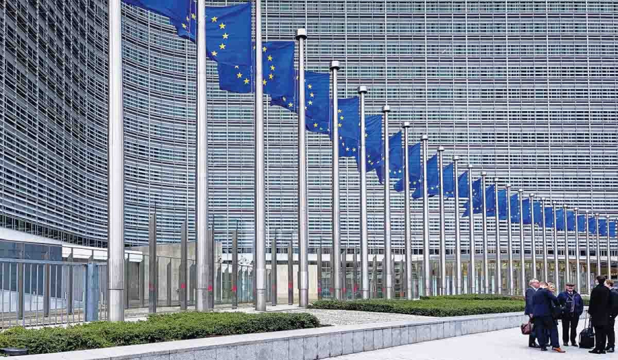 Έκθεση Κομισιόν: Μειώνονται οι οικονομικές και κοινωνικές ανισότητες στην ΕΕ