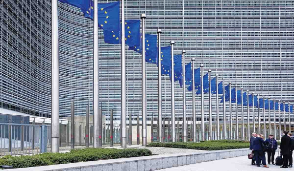 Έκθεση Κομισιόν: Μειώνονται οι οικονομικές και κοινωνικές ανισότητες στην ΕΕ