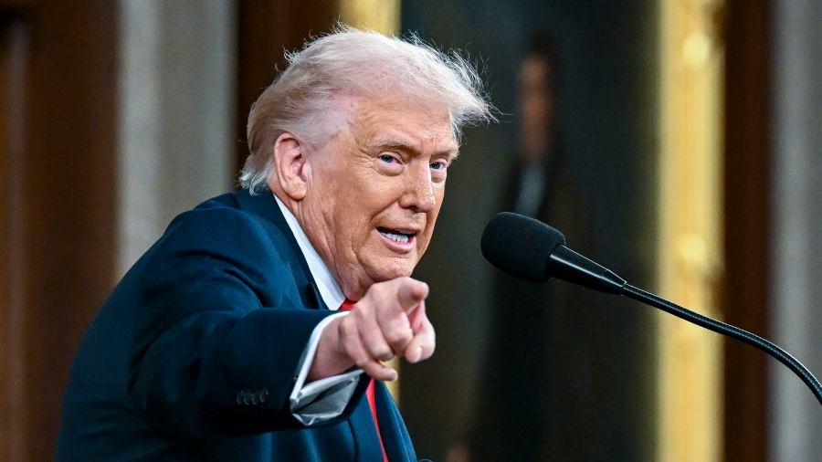 Τραμπ: «Δεν έχουμε καν αρχίσει να τους χτυπάμε σκληρά - Το μεγάλο κύμα δεν έχει καν ξεκινήσει»