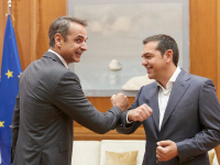 Πόθεν Έσχες: Ο πλούσιος Κυριάκος με ακίνητα αλλά και δανεικά και ο «φτωχός» Αλέξης με τη μοτοσυκλέτα