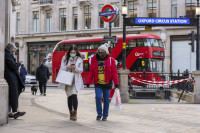 Μείωση 60% στα κρούσματα κορονοϊού στην Αγγλία μεταξύ Φεβρουαρίου και Μαρτίου