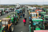 Σταθερά στα μπλόκα οι παραγωγοί στη Μακεδονία - Πού κλείνουν και ποιες ώρες