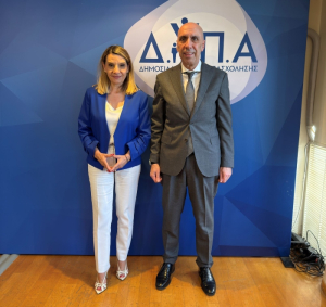 Από αριστερά, διοικήτρια της ΔΥΠΑ διοικήτρια, Γιάννα Χορμόβα και ο πρόεδρος του ΕΒΕΑ πρόεδρος, Γιάννης Μπρατάκος
