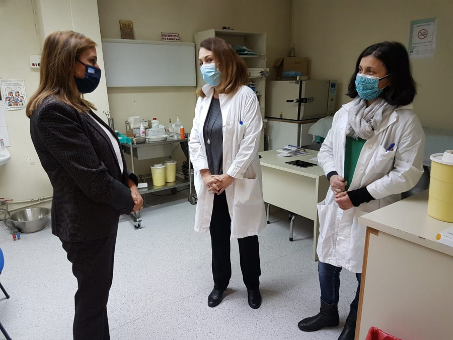 Στο εμβολιαστικό κέντρο του Ψυχιατρικού Νοσοκομείου Αττικής στο Δαφνί η Ζωή Ράπτη