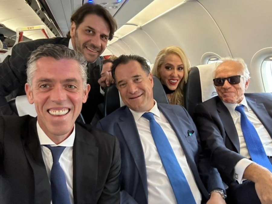 Η οικογένεια Κοπελούζου με τον υπουργό Ανάπτυξης, Αδωνι Γεωργιάδη.