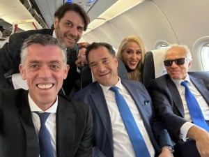 Η οικογένεια Κοπελούζου με τον υπουργό Ανάπτυξης, Αδωνι Γεωργιάδη.