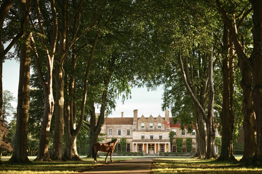 Emblems Collection: Εγκαινιάζει το πρώτο της ξενοδοχείο στο Wiltshire της Αγγλίας