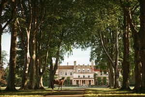 Emblems Collection: Εγκαινιάζει το πρώτο της ξενοδοχείο στο Wiltshire της Αγγλίας