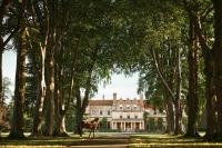 Emblems Collection: Εγκαινιάζει το πρώτο της ξενοδοχείο στο Wiltshire της Αγγλίας