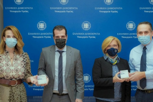 Πλεύρης και Γκάγκα παρέλαβαν επίσημα τα μονοκλωνικά αντισώματα από εκπροσώπους της Roche