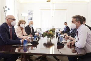 Συνάντηση Μητσοτάκη με τον CEO της Deutsche Telekom