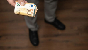 Καταδίκη τριών εφοριακών που έκαναν τα στραβά μάτια σε επιχειρηματία – Ζημιά 184.000 ευρώ για το ελληνικό Δημόσιο