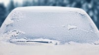 Αυτοκίνητο: Πώς απομακρύνουμε χωρίς πρόβλημα τον πάγο από τα τζάμια