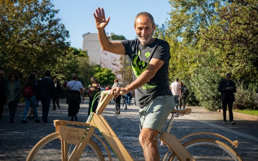 Ευμορφίδης: Με ξύλινα ποδήλατα η "παρθενική" συγκέντρωση του κόμματός του "Ευ" στην Πνύκα (vid)