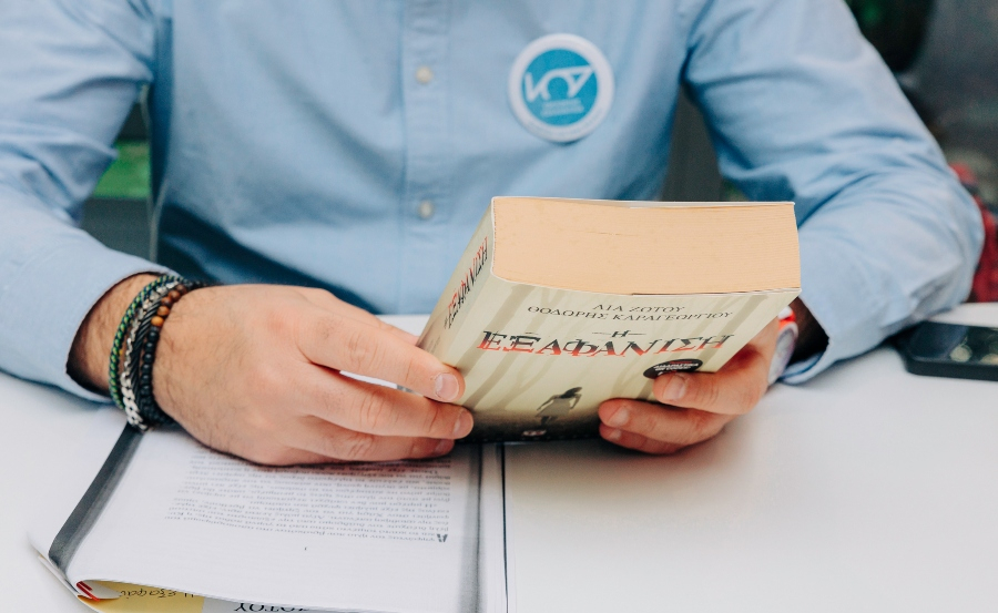 Η Avis ηχογράφησε αποσπάσματα βιβλίων για άτομα με οπτική αναπηρία