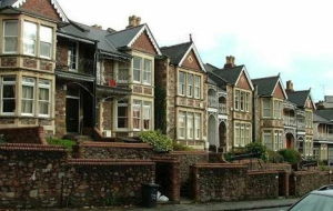 Βρετανία: Άλμα στις τιμές των ενοικίων - Πτώση τιμών κατοικιών για πρώτη φορά από το 2012