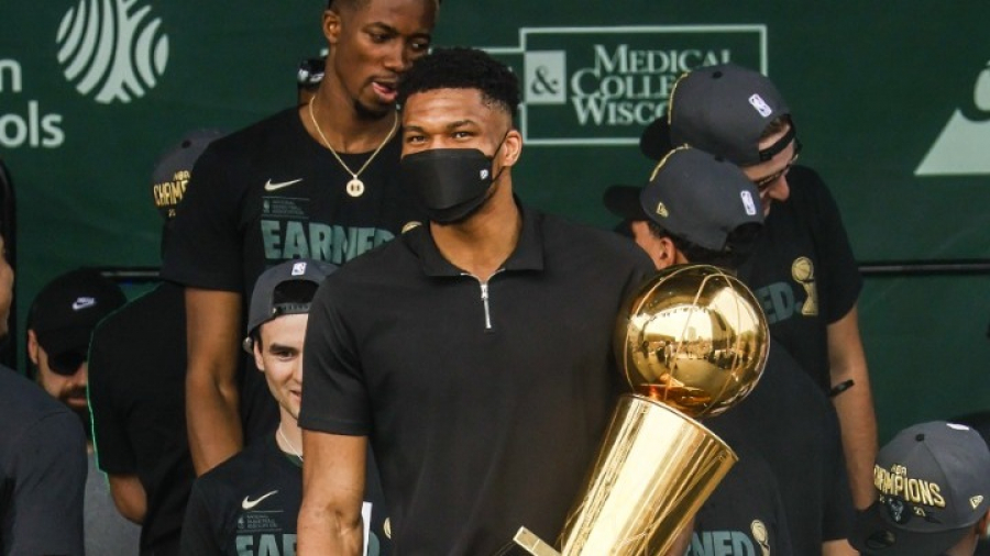 Στην Ελλάδα ο Αντετοκούνμπο: Θα πάω το τρόπαιο στα Σεπόλια