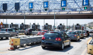 Κλειστά τα διόδια της Ελευσίνας προς Κόρινθο, λόγω της πυρκαγιάς σε βυτιοφόρο