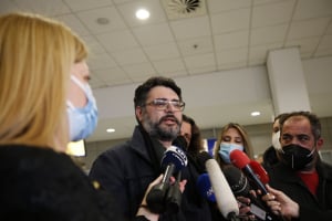 Στην Ελλάδα ο πρόξενος Μ. Ανδρουλάκης: «Τα πυρά πλήττουν ανεξέλεγκτα αμάχους» (Vid)