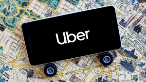 Uber: Στο +320% η χρήση της εφαρμογής από Γάλλους τουρίστες στην Ελλάδα