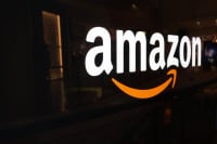 Πτώση 10% για Amazon αλλά δεν πτοείται η Wall Street