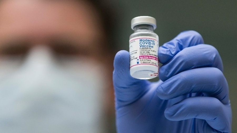 Βρετανία: Ενέκρινε πρώτη εμβόλιο της Moderna για παραλλαγή Όμικρον