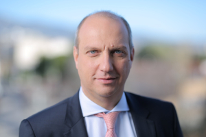 Live η ενημέρωση των πολιτικών συντακτών - ανταποκριτών ξένου τύπου από τον Κυβερνητικό Εκπρόσωπο