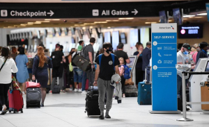 EE: Αίρει τους ταξιδιωτικούς περιορισμούς για επιπλέον 10 χώρες