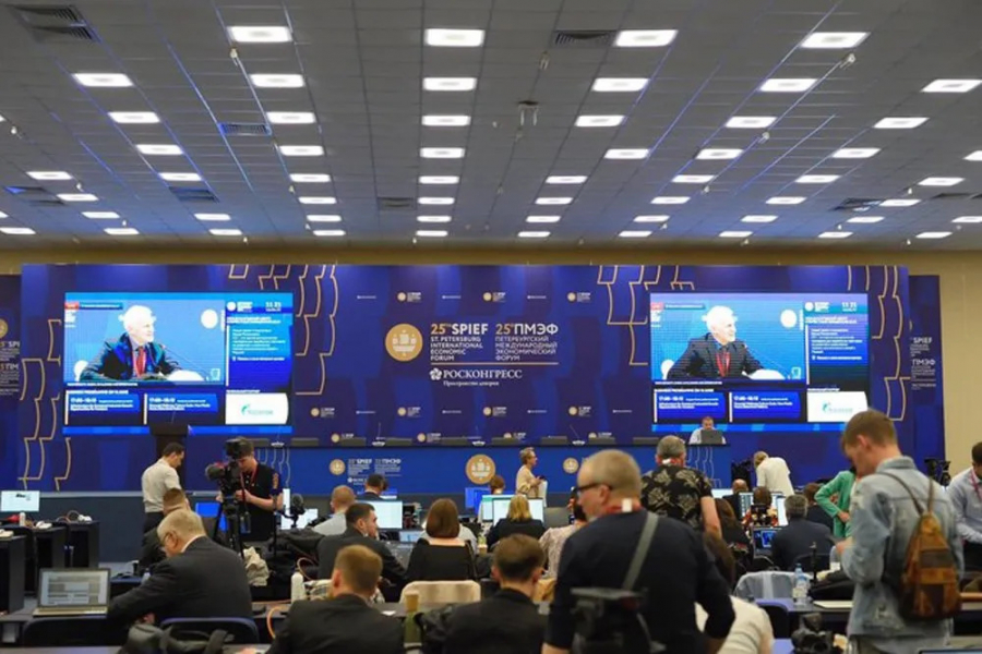 Οικονομικό Φόρουμ Αγίας Πετρούπολης: Απούσα η Δύση, αλλά με εκπρόσωπο των Ταλιμπάν