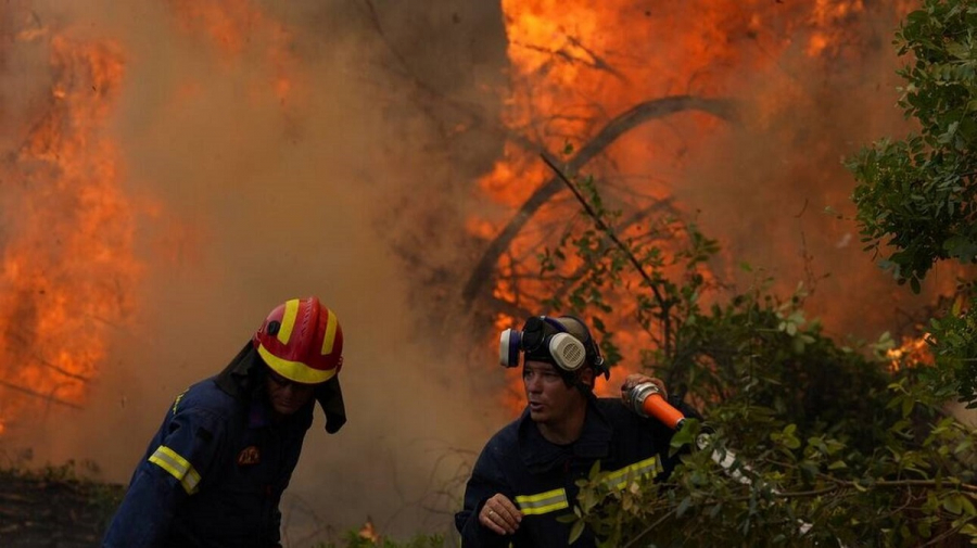 Τραγική η κατάσταση στα Βίλια, στα 30 μέτρα από τα σπίτια η φωτιά - Το 112 δεν έστειλε μήνυμα εκκένωσης (vids)