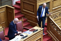 Σφοδρή αντιπαράθεση Φλωρίδη – Βελόπουλου στη Βουλή για τα Τέμπη