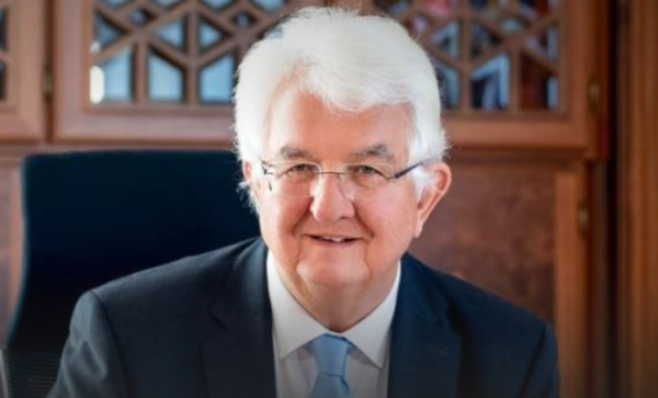Robert Holzmann (ΕΚΤ): Υπέρ επιθετικής πολιτικής αύξησης επιτοκίων