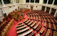 Άρση των περιορισμών στη λειτουργία της Βουλής ζητούν βουλευτές