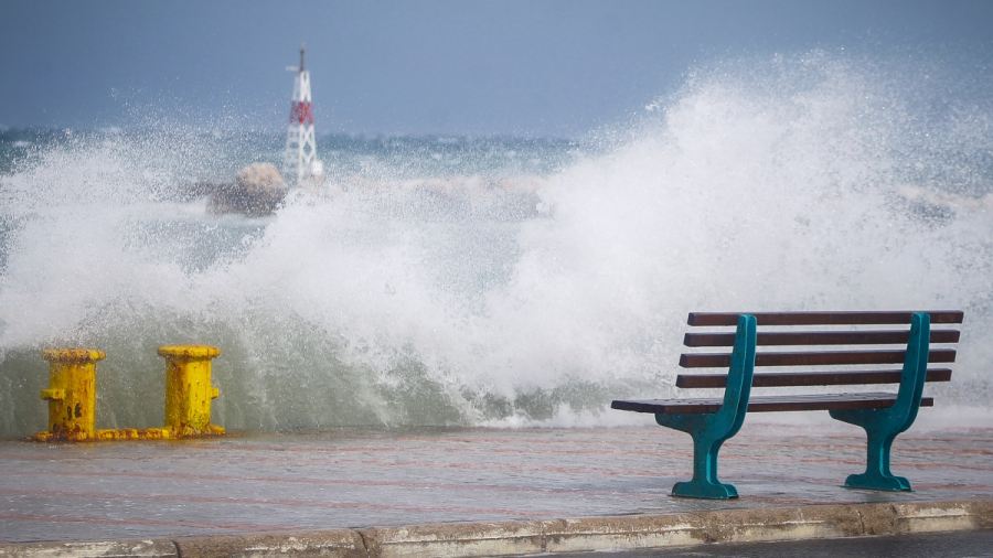 "Δεμένα" πλοία λόγω ισχυρών ανέμων στο κεντρικό και βόρειο Αιγαίο