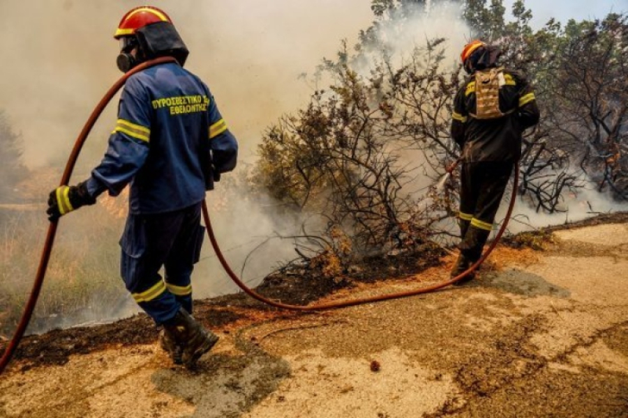 Φωτιά στην Άρτα: Επιχειρούν τρία εναέρια μέσα της Πυροσβεστικής