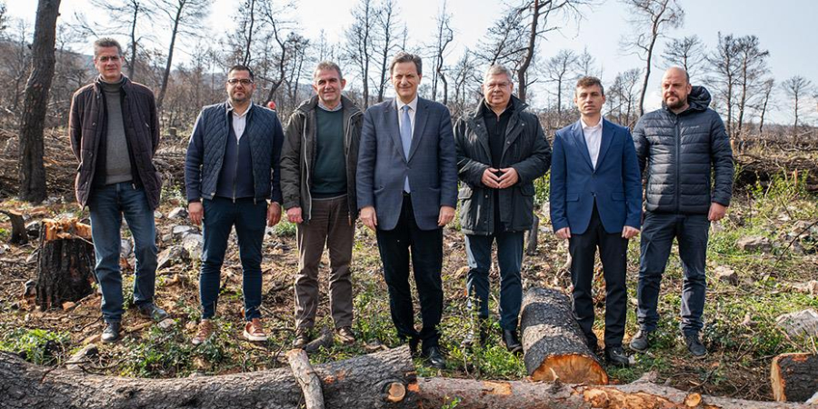 Από αριστερά: O Γενικός Γραμματέας Δασών κ. Ευστάθιος Σταθόπουλος, o Αντιδήμαρχος Περιβάλλοντος και Πρασίνου Δήμου Μάνδρας – Ειδυλλίας κ. Ρόκας Κώστας, o Προϊστάμενος Γενικής Διεύθυνσης Δασών και Δασικού Περιβάλλοντος κ. Ευάγγελος Γκουντούφας, o Υπουργός Περιβάλλοντος και Ενέργειας κ. Θόδωρος Σκυλακάκης, δίπλα του ο Διευθύνων Σύμβουλος της HELLENiQ ENERGY κ. Ανδρέας Σιάμισιης, ο Δήμαρχος Μάνδρας-Ειδύλλιας κ. Αρμόδιος Δρίκος και δεξιά ο Αντιδήμαρχος Δημοτικής Ενότητας Βιλίων Γκιόκας Γιώργος