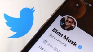 Twitter: Μείωση εσόδων κατά 42% στην εποχή Μασκ