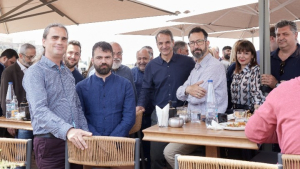 Μητσοτάκης: Χαλαρή συζήτηση και καφές με τους πολιτικούς συντάκτες στην Ερμού