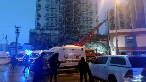 Πάνω από 280 οι νεκροί από τον φονικό σεισμό 7,8 Ρίχτερ στα σύνορα Τουρκίας - Ιράκ