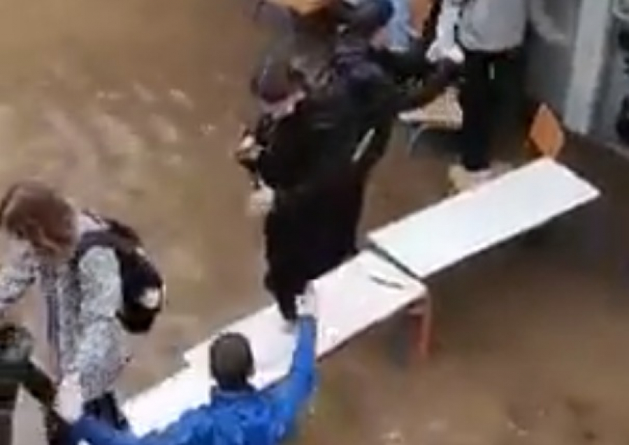 Κακοκαιρία «Μπάλλος»: Μαθητές σχημάτισαν γέφυρα από θρανία για να βγουν από πλημμυρισμένο σχολείο