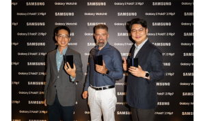 Από αριστερά προς τα δεξιά, YJ Woo, Mobile eXperience Business Manager στη Samsung Electronics Hellas, Άρης Παρασκευόπουλος, Επικεφαλής τμήματος Mobile eXperience στη Samsung Electronics Hellas, Hansoo Kim, Πρόεδρος Samsung Electronics Hellas